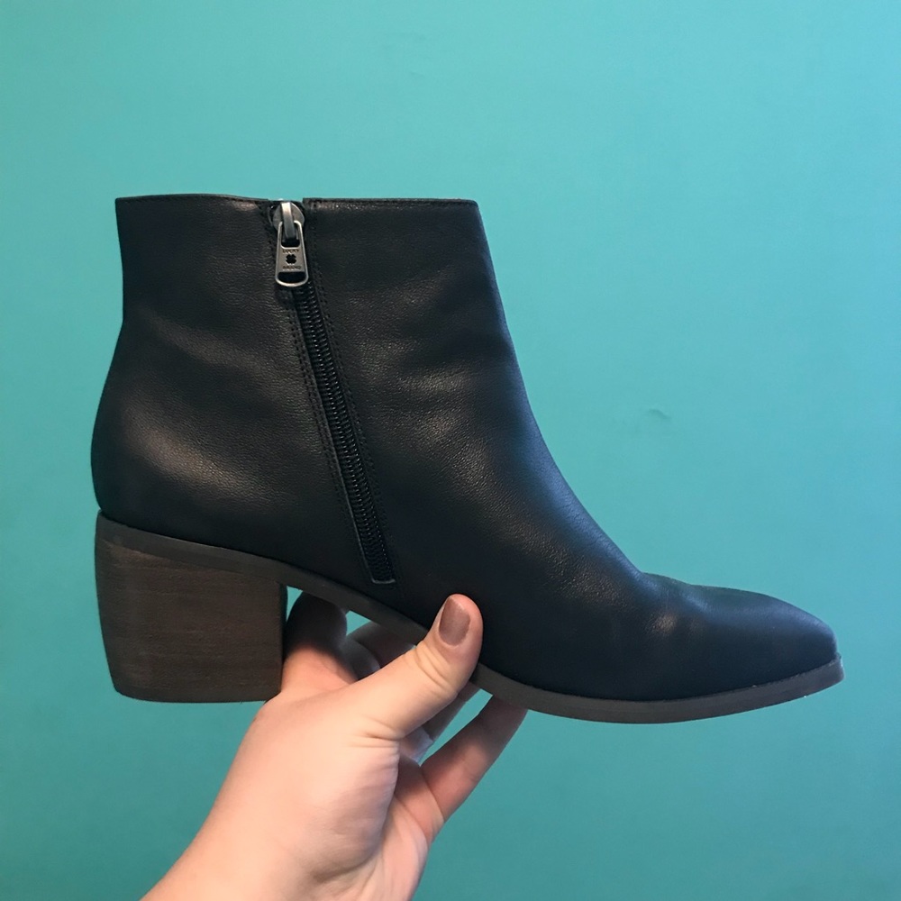BLACK BOOTIES